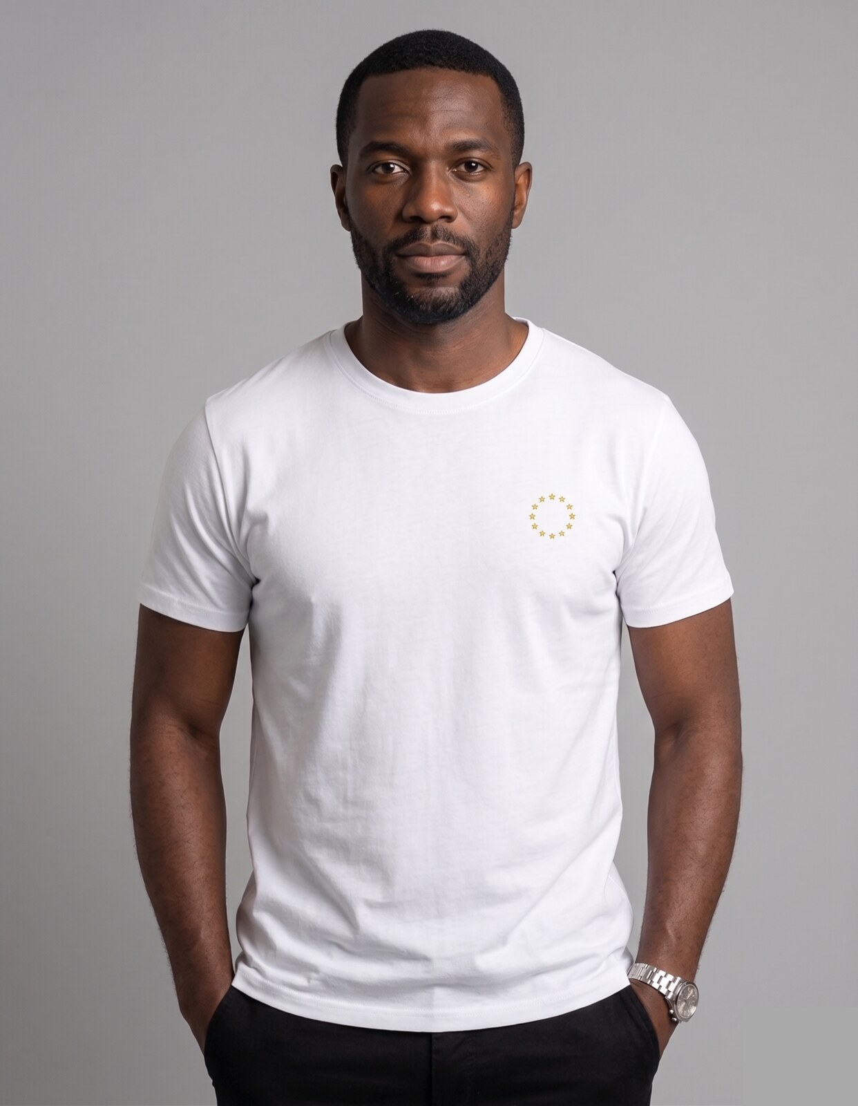 Sommon N° 01 T-Shirt Weiß mit besticktem Zwölf-Sterne EU-Emblem in Gold